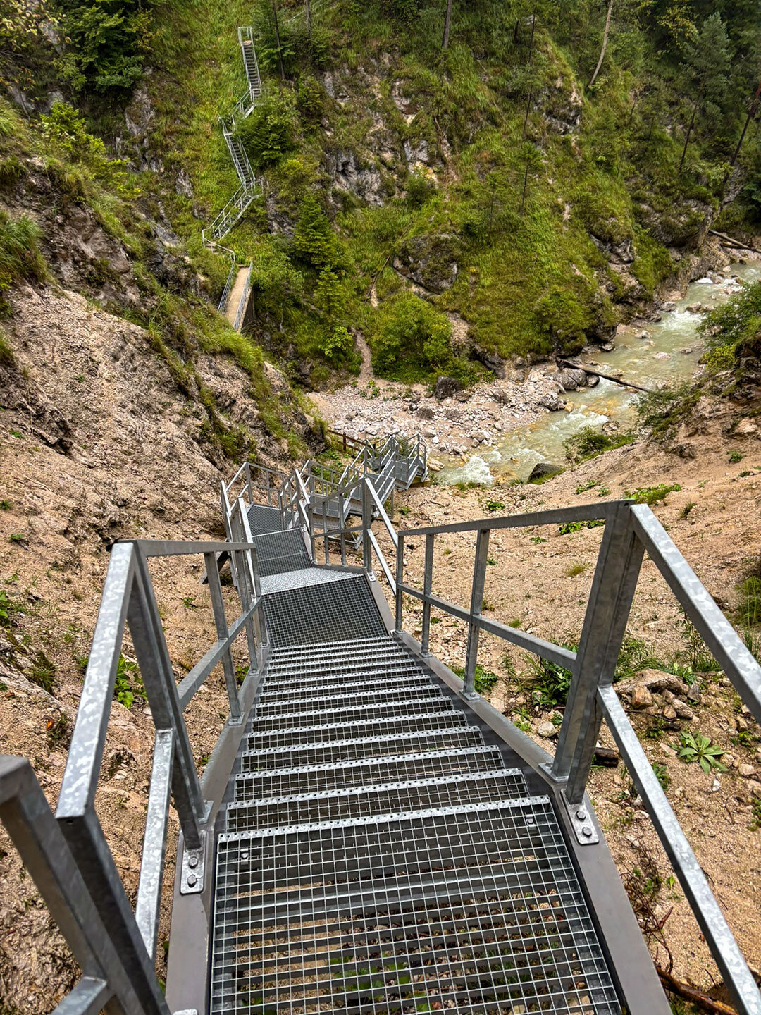 Blick auf die Stahltreppe in die Sparchenklamm