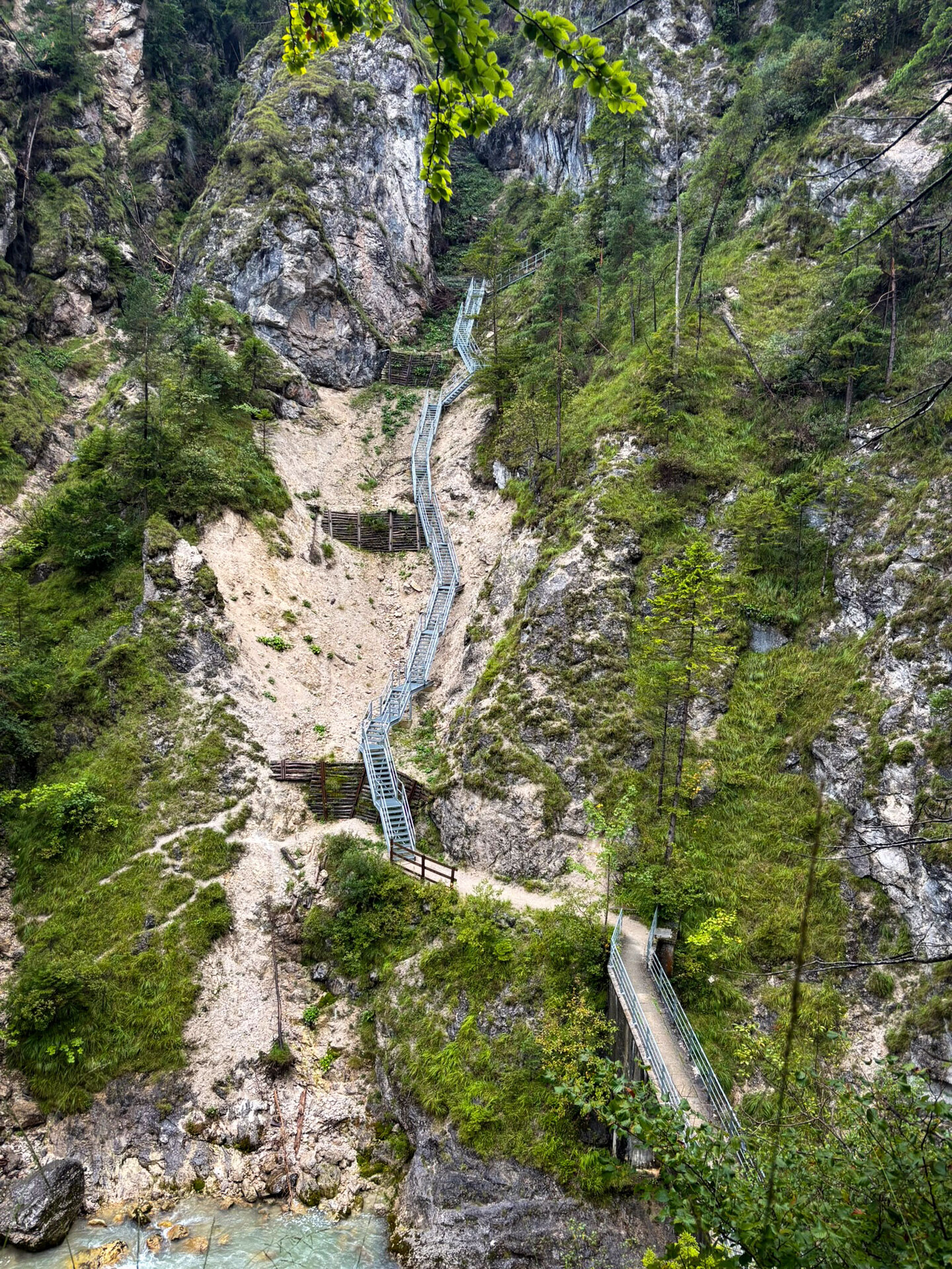 stählerne Treppe zur Klamm und der Brücke über den Kaiserbach in Tirol