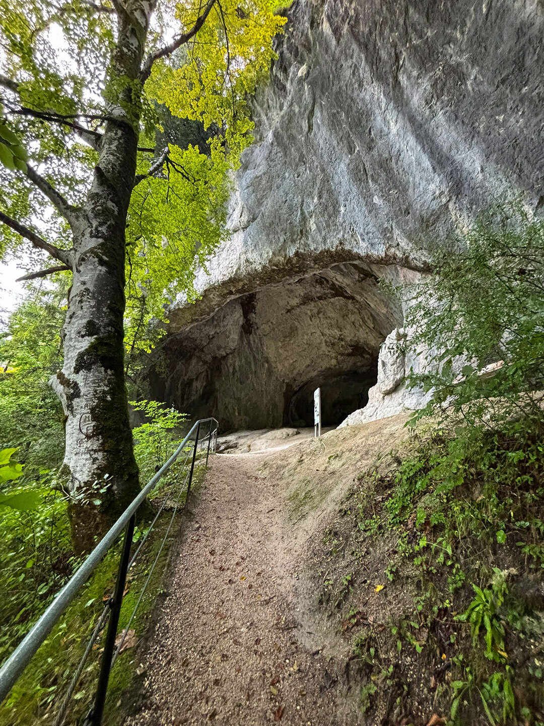 Zugang zur großen Tischoferhöhle nahe der Klamm