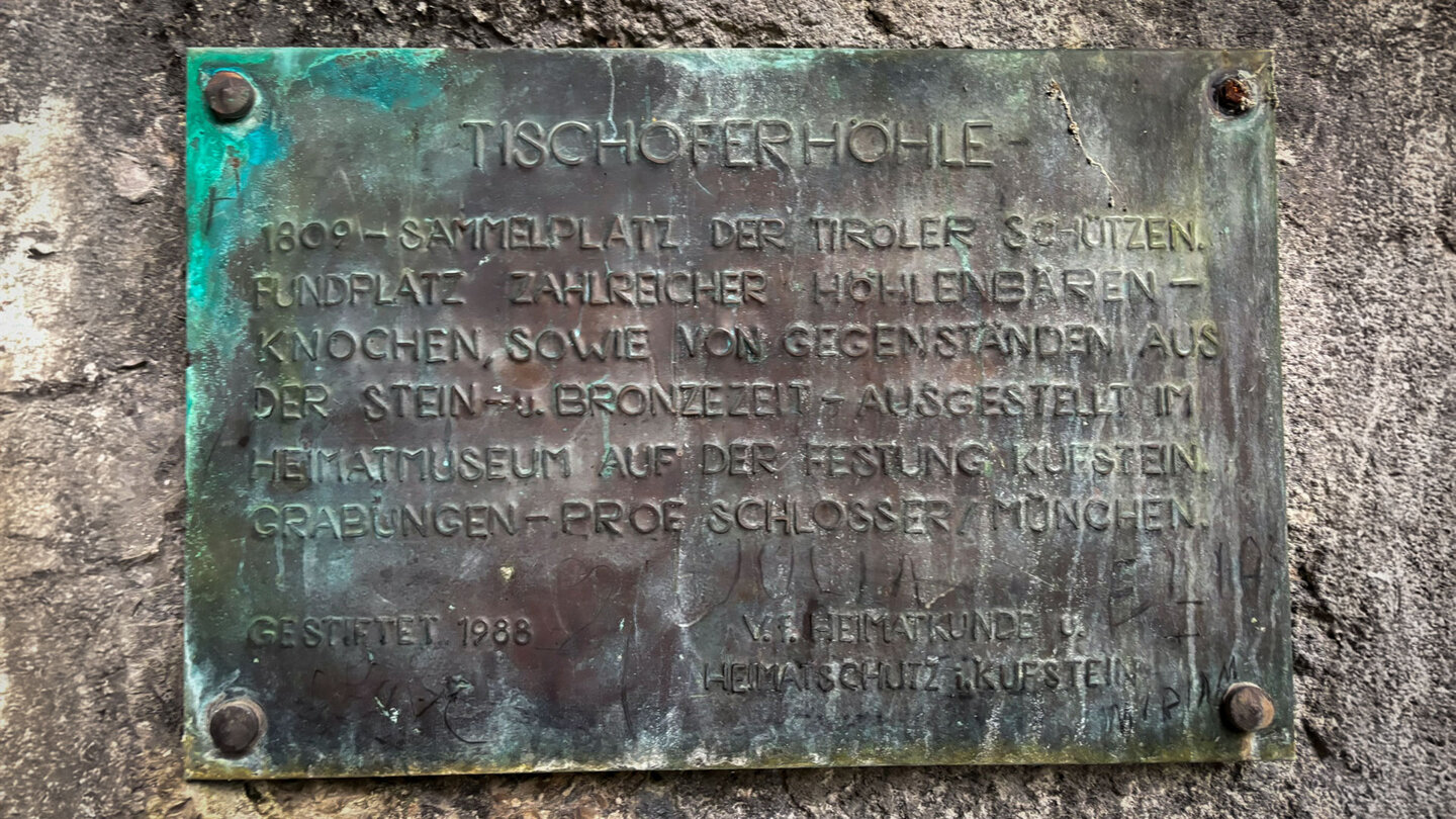 Bronzetafel mit Informationen über die Tischoferhöhle