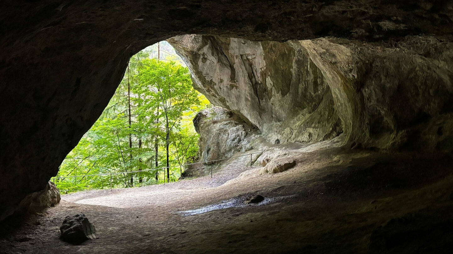 aus dem Dunkel der Tischoferhöhle schaut man auf den breiten Zugang