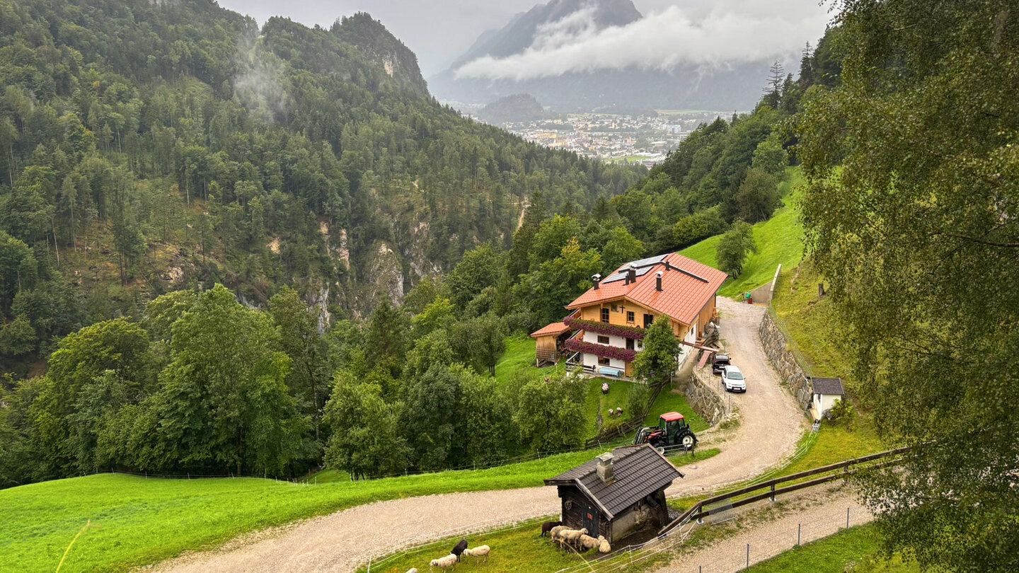 der Zottenhof mit Zottenkapelle und Kufstein im Hintergrund