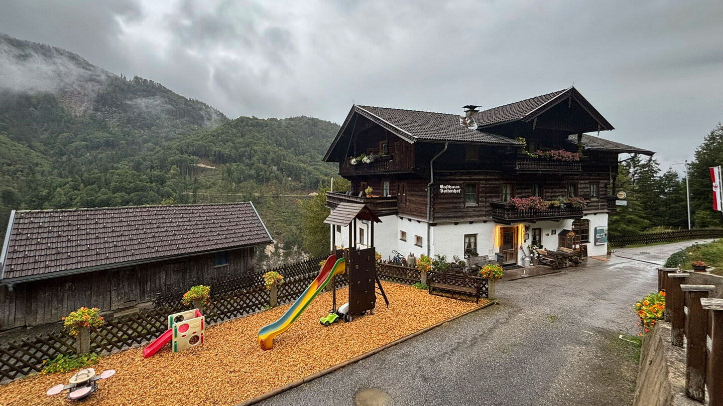das Gasthaus Veitenhof mit Spielplatz im Kaisertal