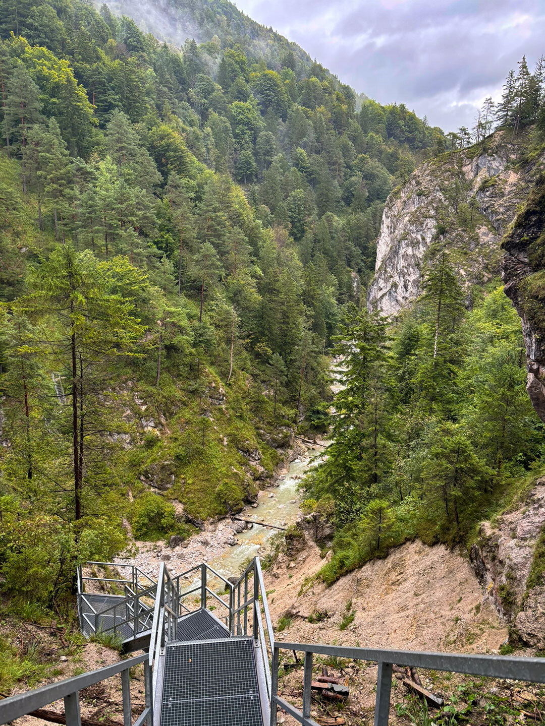 die Stahltreppe führt hinunter in die Klamm und dem Kaiserbach im Kaisertal
