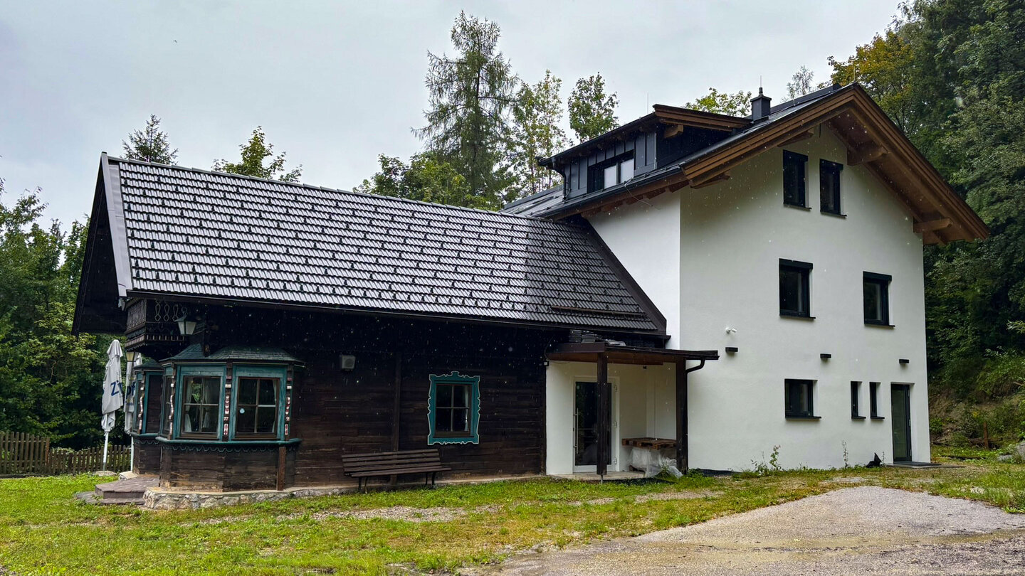Blick auf die Theaterhütte auf dem Weg zum Kaisertal