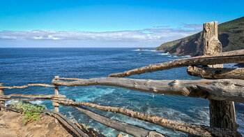 Holzgeländer am Weg zum Porís de Lomada Grande
