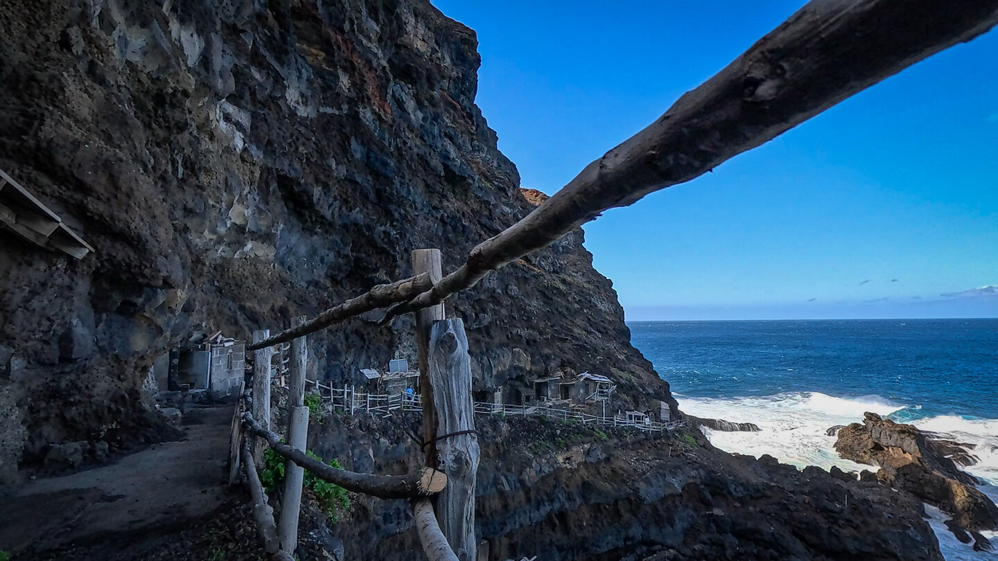 Höhlenwohnungen am ehemaligen Hafen Porís de Lomada Grande