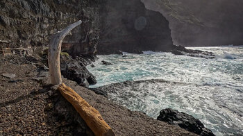 ehemalige Hafenanlage in den Klippen der Costa de Hiscaguan