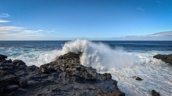 Brandung an den schroffen Felsen von Lomada Grande