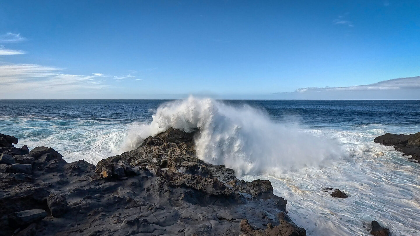 Brandung an den schroffen Felsen von Lomada Grande