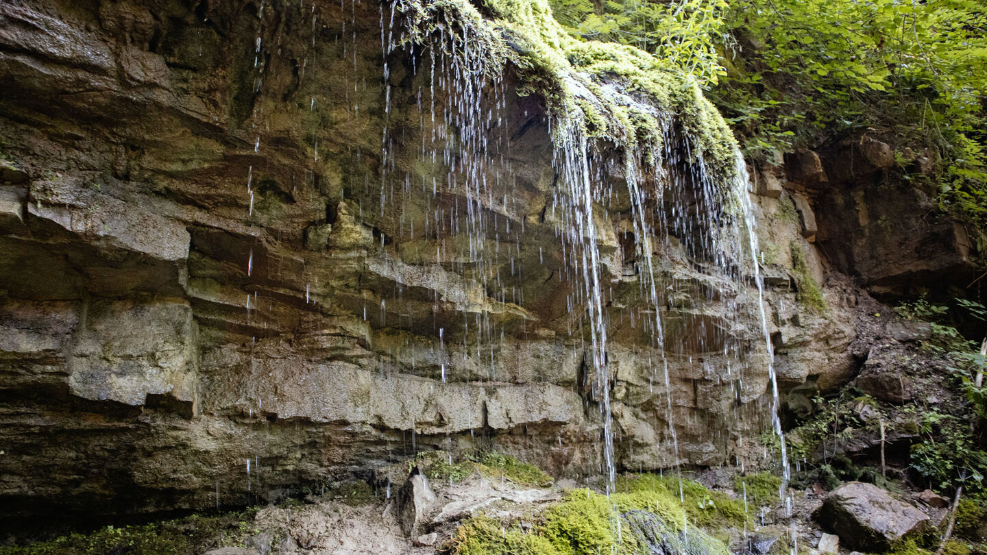 Mühledobel-Wasserfall fällt über terrassenförmige Muschelkalk-Kaskaden in die Tiefe