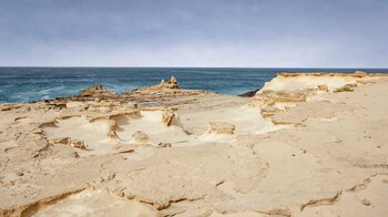 abgetragene Sandsteinflächen am Küstenpfad