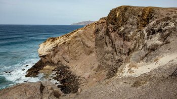 Blick auf steil zum Atlantik abfallende Klippen vom Wanderpfad