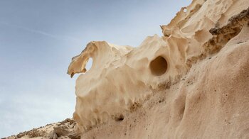 vom Wind geformte Sandsteinskulpturen an der Playa Agua Liques