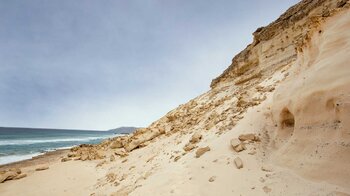 das Küstenplateau bei Agua Liques wird von hohen Sandsteinwänden überragt