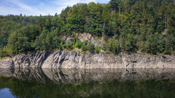 Felsgestein spiegelt sich im Stausee Wehr an der Wehratalsperre