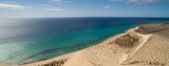 Blick über die Dünen auf den Atlantik an der Playa de Sotavento auf Fuerteventura