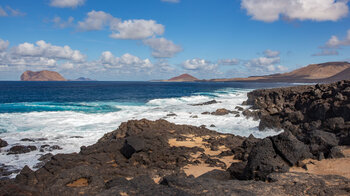 brandende Wellen an der Küste von La Graciosa