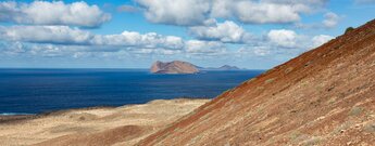 Ausblick über die steile Flanke des Montaña Amarilla auf das Chinijo-Archipels