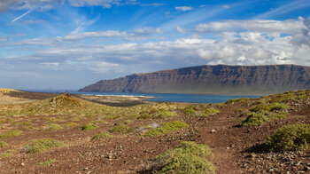 Aussicht über die Meerenge El Rio aufs Famara-Massiv