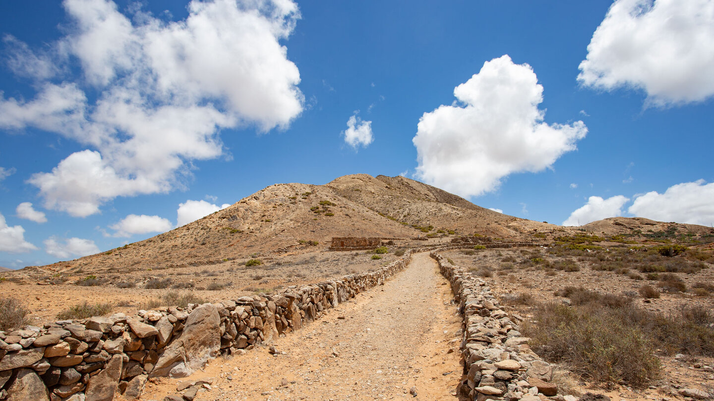 Wanderweg am Montaña de Tindaya auf Fuerteventura Wanderweg am Montaña de Tindaya