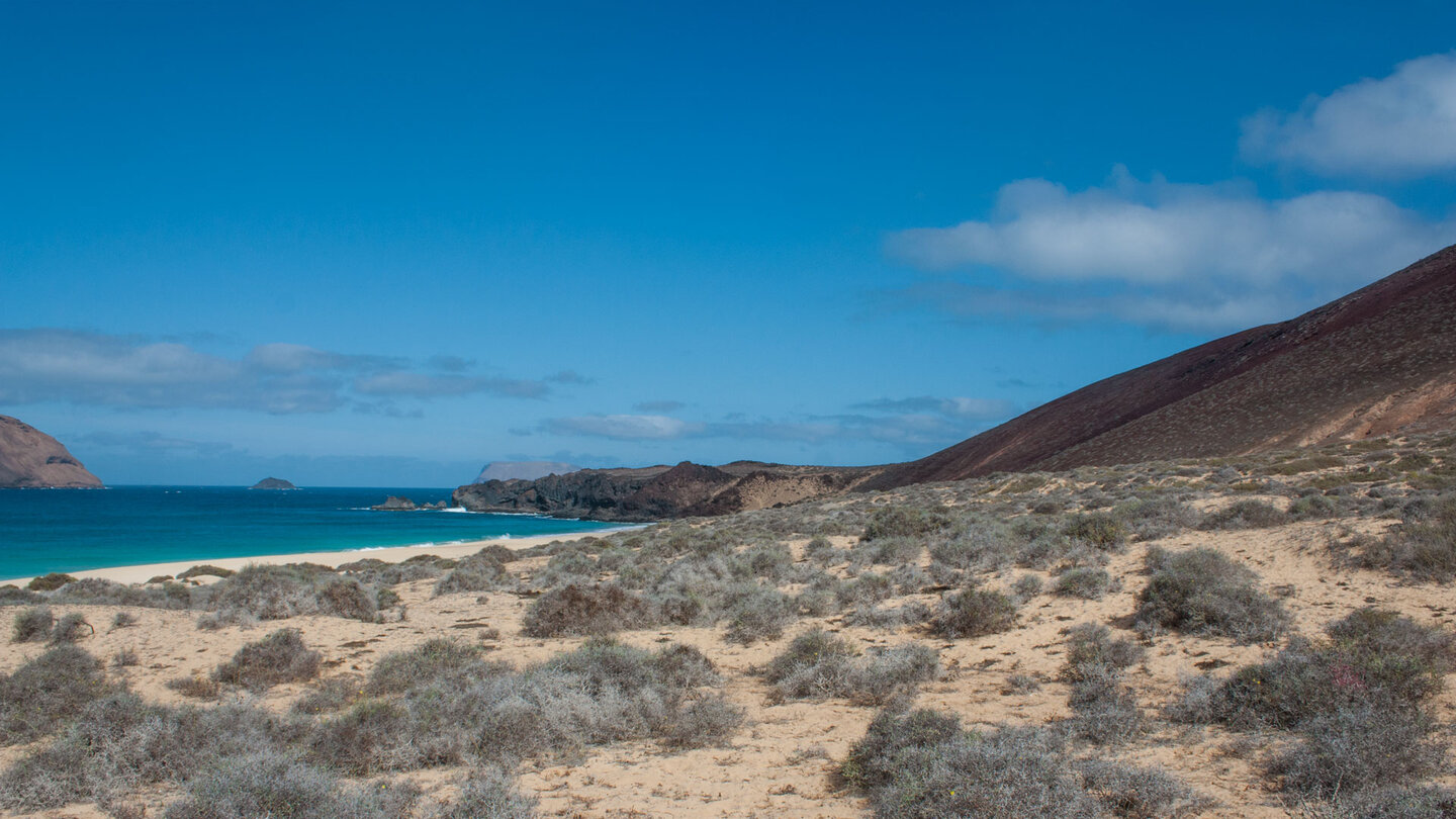 auf dem Weg zum Strand am Fuße des Montaña Bermeja