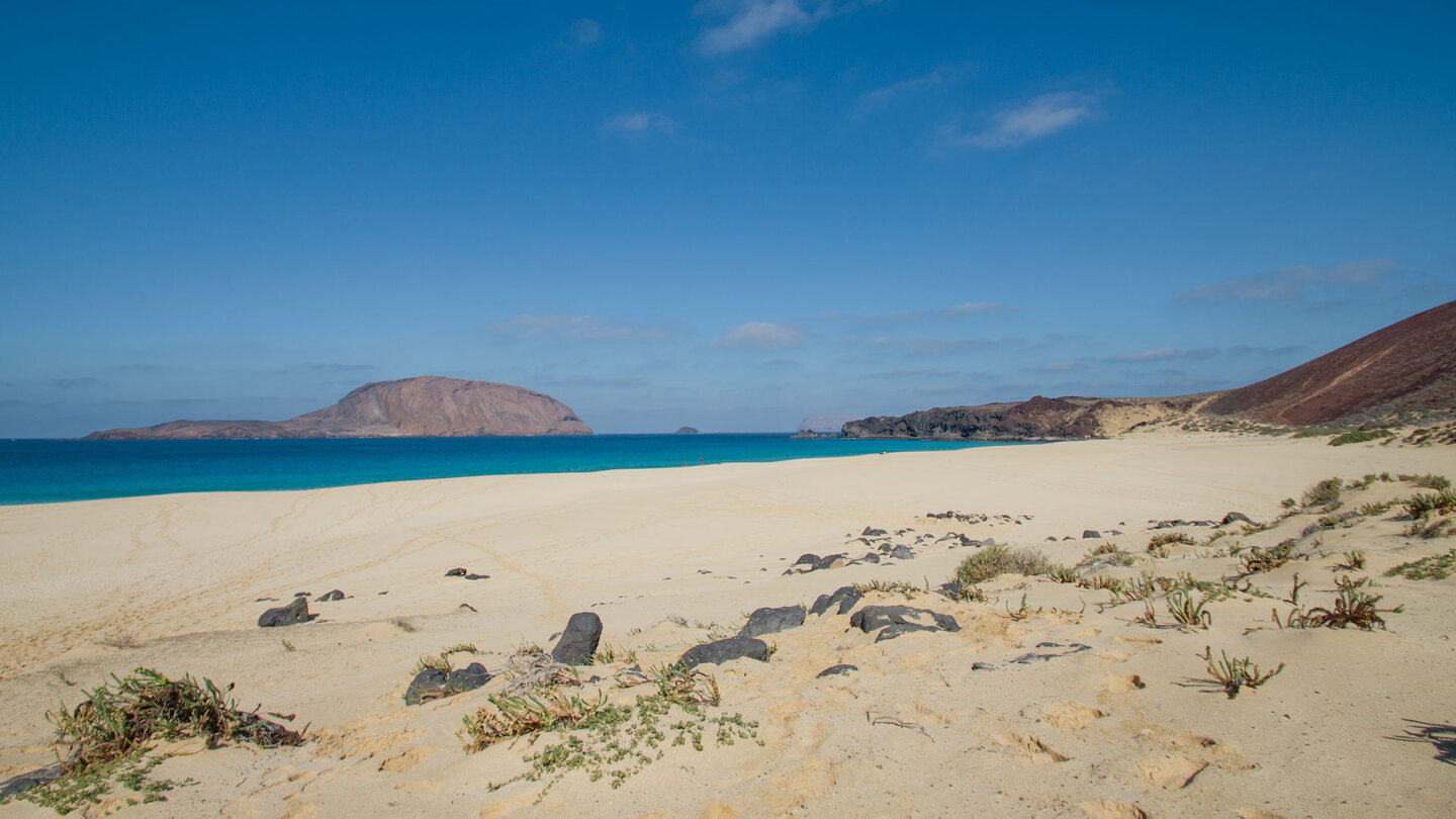 Ausblick über die Playa de la Concha auf die Inseln des Chinijo Archipel