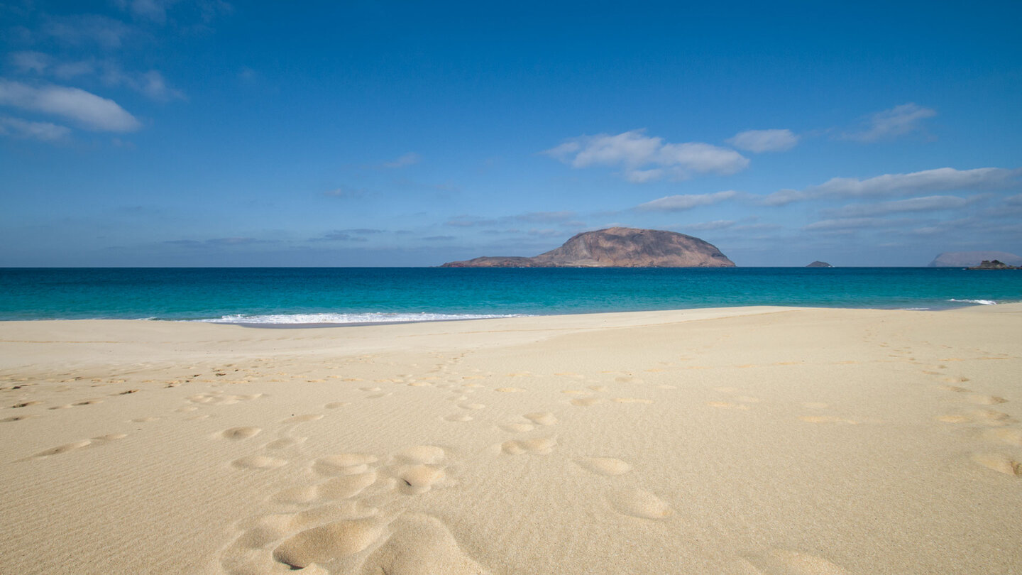 die Insel Montaña Clara vom Strand Playa de las Conchas