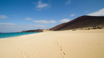 der Traumstrand Playa de las Conchas am Fuße des Montaña Bermeja