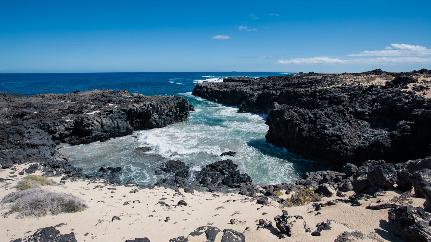 schwarze Basaltbucht auf der Wanderung im Norden der Insel La Graciosa