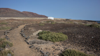 mit Steinen eingefasster Wanderweg bei Caleta de Sebo