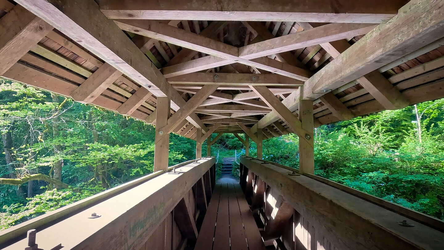 Holztragwerke des Kanadierstegs mit seiner Überdachung