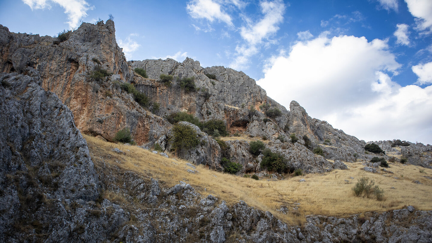 Höhlenin den Karstfelsen im Tal des Río Bailón