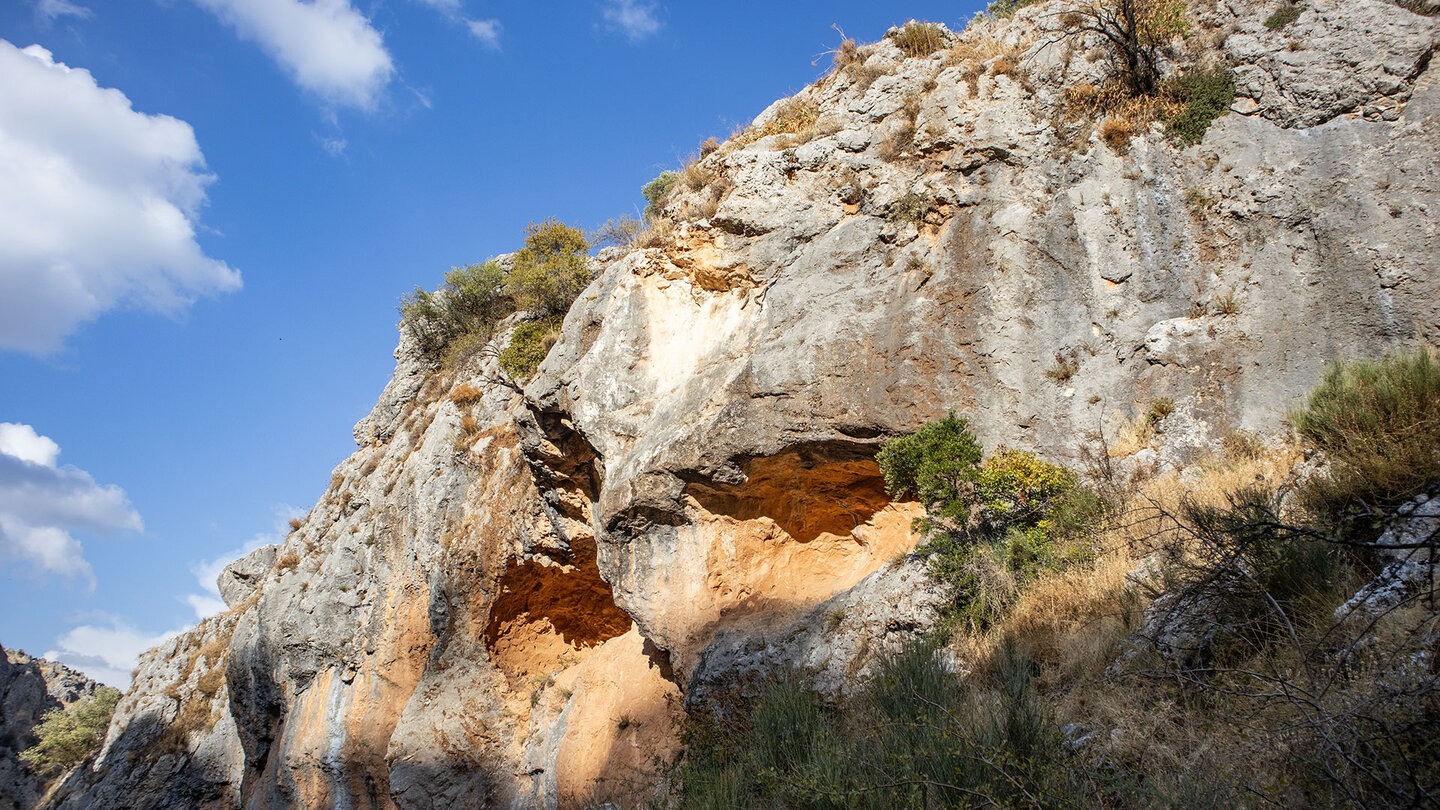 Aushöhlungen in der Schlucht des Río Bailón