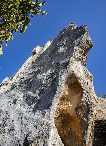 Felswände unterhalb der Burg von Zuheros