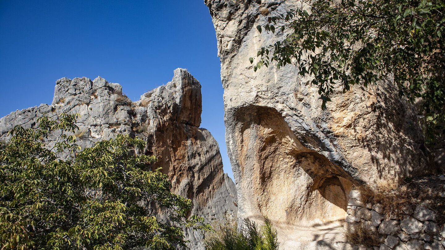 Felsformationen am Burgfelsen von Zuheros