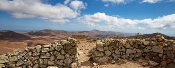 traumhafter Blick über eine Steinmauer zur Ostküste der Insel Fuerteventura