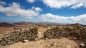 traumhafter Blick über eine Steinmauer zur Ostküste der Insel Fuerteventura