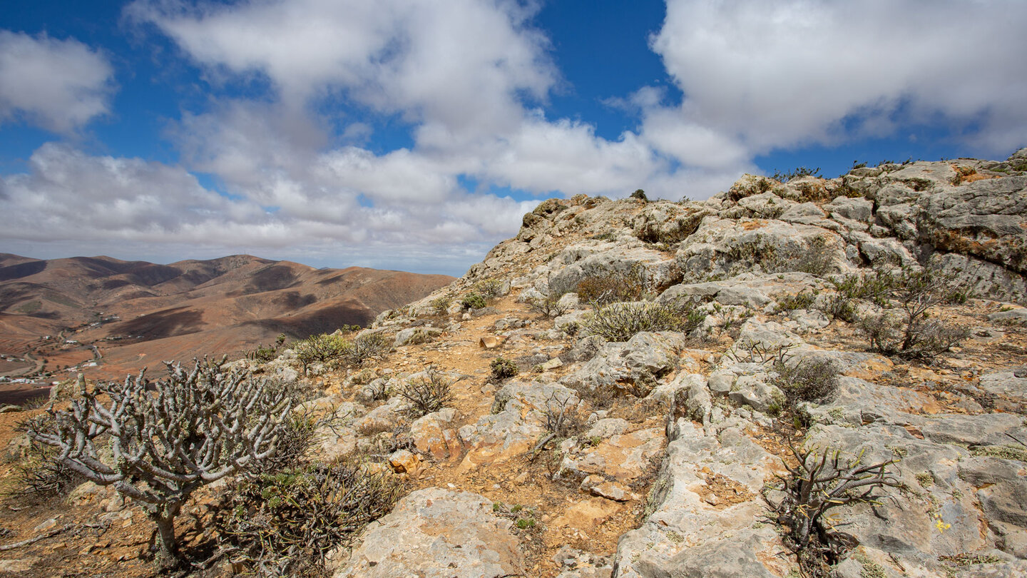 Wanderung über felsiges Terrain am Gipfelkamm über Betancuria