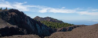Blick über den Krater des Hoyo Negros zum Krater Duraznero im Hintergrund auf La Palma