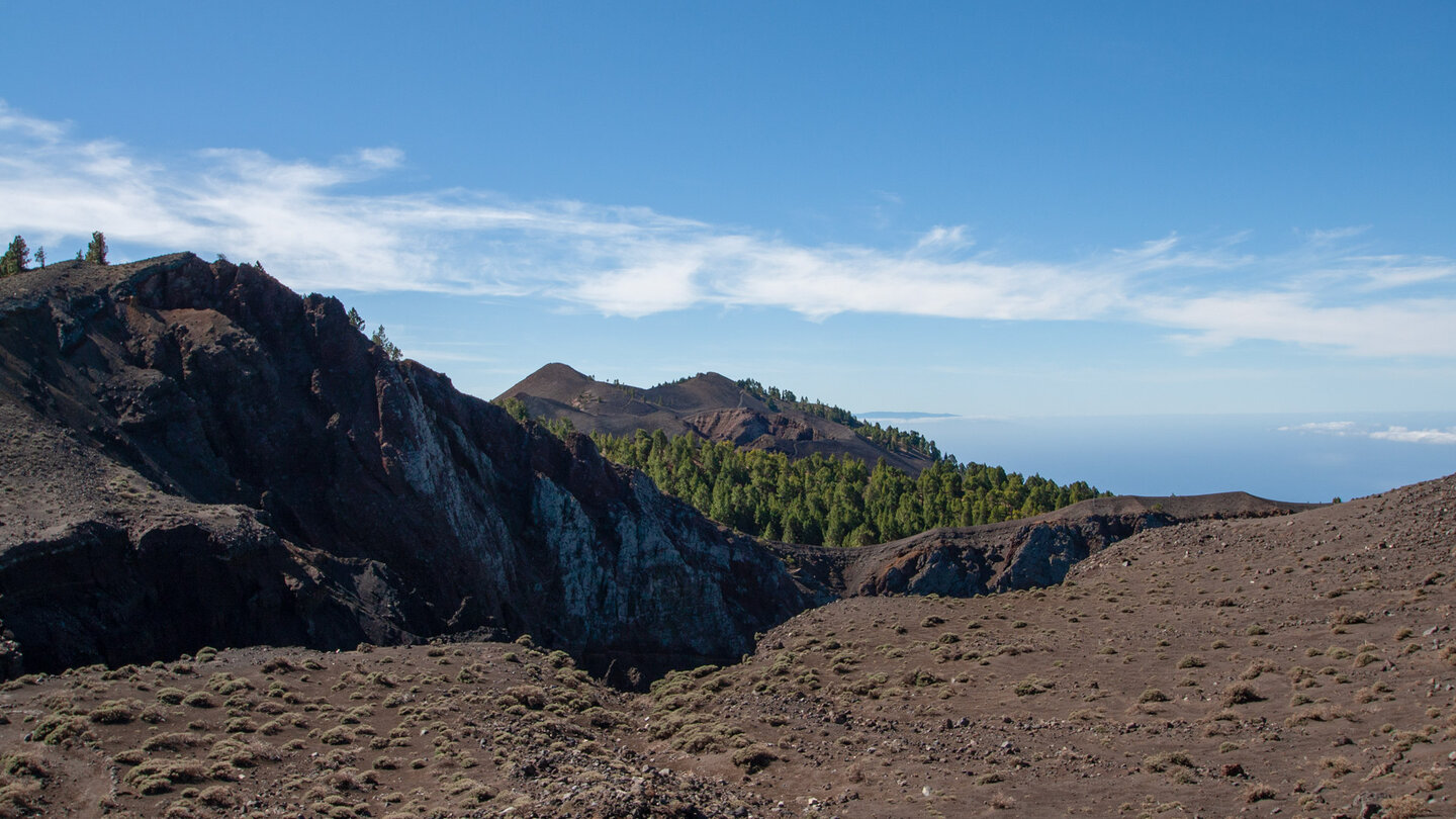 Blick über den Krater des Hoyo Negros zum Krater Duraznero im Hintergrund auf La Palma