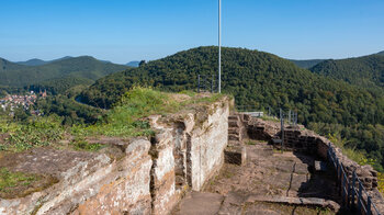Blick von der Falkenburg auf den Pfälzerwald
