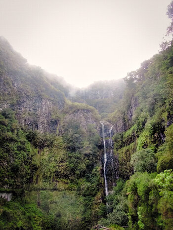 der Risco Wasserfall stürzt in einen grünen Kessel