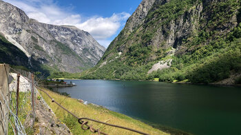der kleine Ort Bakka am tief eingeschnittenen Nærøyfjord