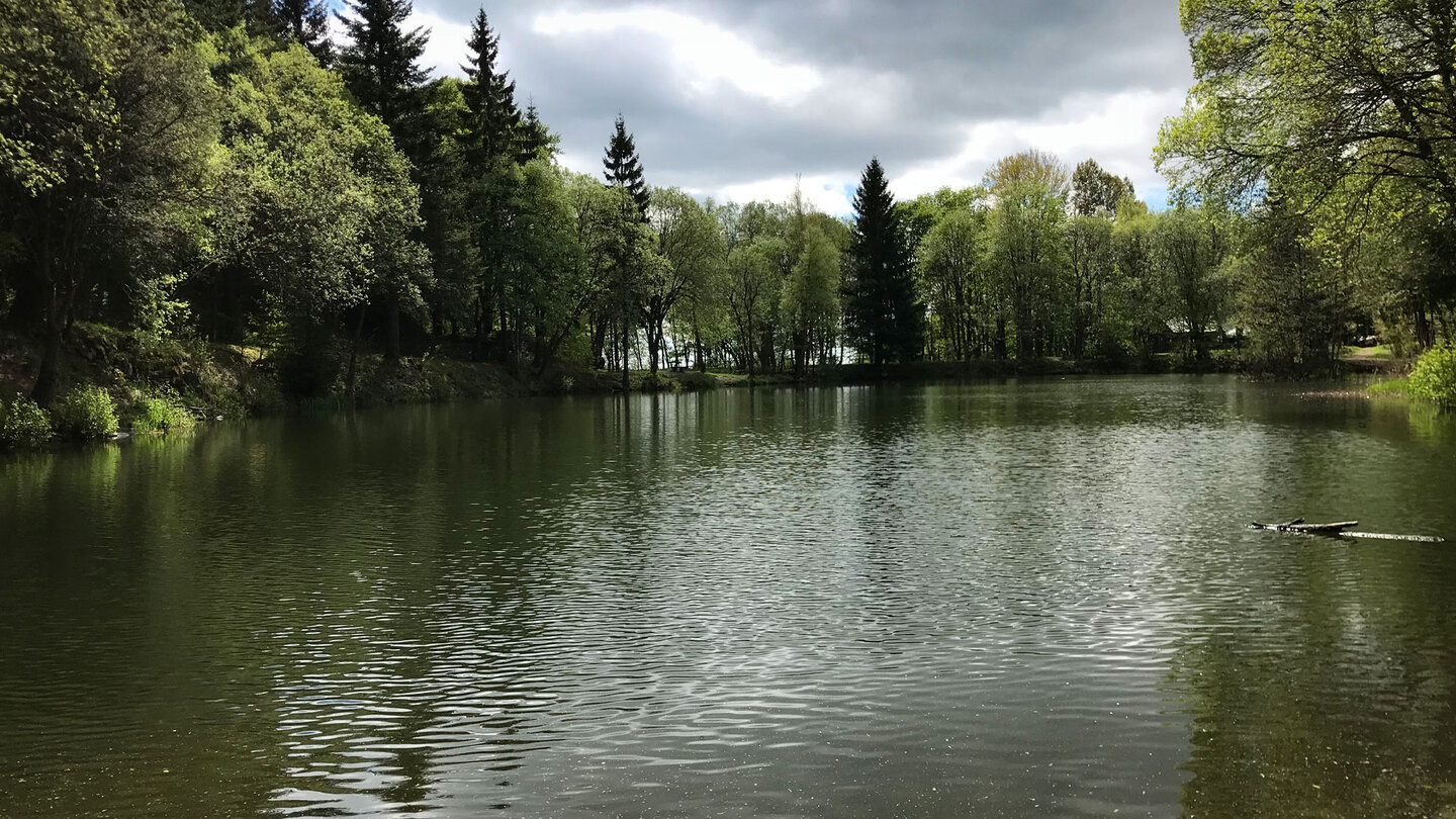 Blick auf den idyllischen Basaltsee ein Blick auf den idyllischen Basaltsee
