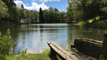 idyllischer Basaltsee