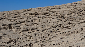 von Wind und Wasser erodierte Formationen im Gestein