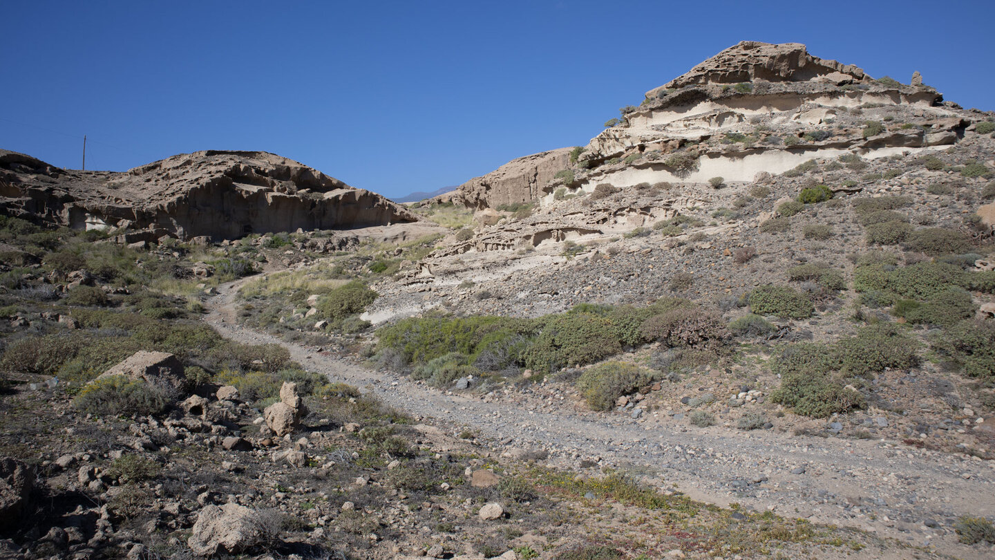 Wanderweg durch die trockene Küstenlandschaft