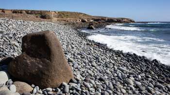 grober Steinstrand in der Tajao-Bucht