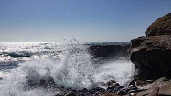 frische Brise durch die Wellen am Atlantik